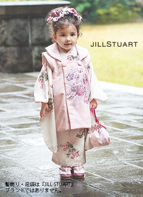 クリーム色の着物にピンクの被布を着た3歳女の子