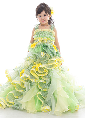 緑色のドレスを着た3歳女の子