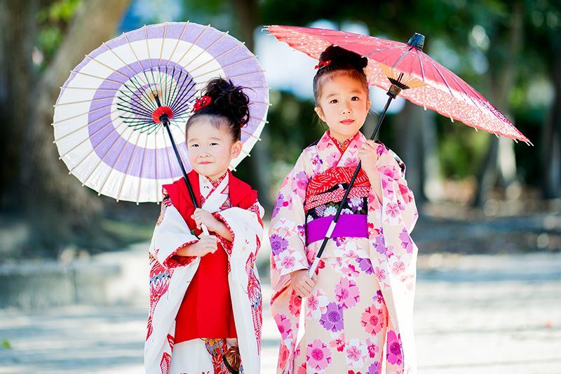 和傘を持ったご姉妹の風情あふれる七五三写真
