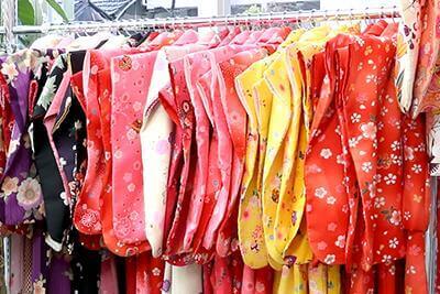 赤、ピンク、黄色など、3歳女の子用の七五三着物が並んだMai一宮の店内イメージ