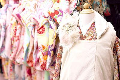 3歳女の子用の花柄の七五三着物と白の被布をコーディネートしたマネキンが展示された、Mai春日井の店内イメージ