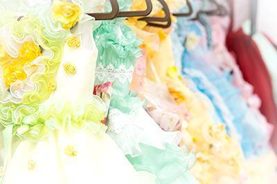 カラフルで鮮やかなレースの七五三洋装ドレスが並べられたイメージ