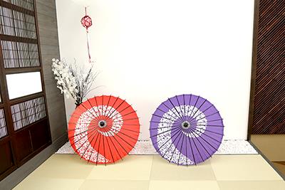 白い壁に和傘や鞠を配した和の風情あふれる「Maiド春日井」の立体スタジオ