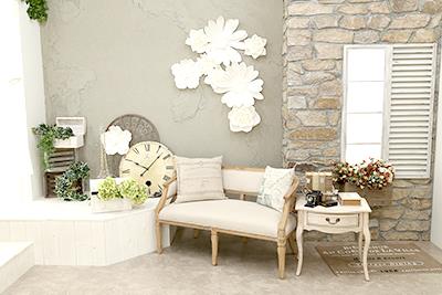 セピア調の落ち着いた壁面に、大きな花のレリーフやレトロ家具を配した「Mai春日井」の立体スタジオ
