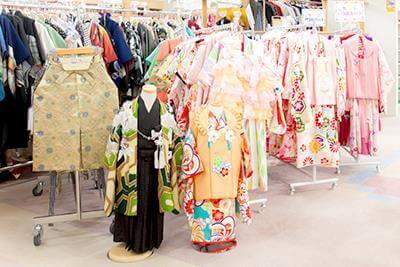 男の子と女の子の七五三和装衣装がディスプレイされているMai清洲の店内写真