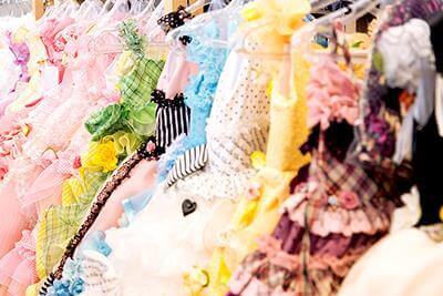 色鮮やかな七五三ドレスにクローズアップしたMai岡崎北の店内写真
