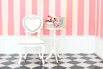 ピンクのストライプ柄の壁面にハートの椅子や花を配した、ガーリーテイストな「Mai岡崎北」の立体スタジオ