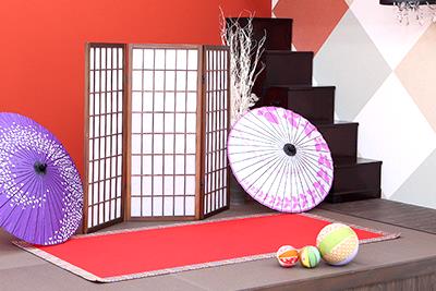 赤い壁に和傘や鞠を配した和の風情あふれる「Mai尾張旭」の立体スタジオ