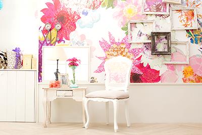 鮮やかな色の花々が描かれた壁に、いろんな額が飾られたアーティスティックな雰囲気のある「Mai尾張旭」の立体スタジオ