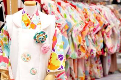 3歳女の子用の七五三着物が並んだMai天白の店内イメージ