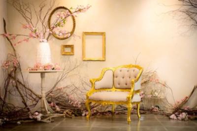 白い背景に洋風な家具を配し、桜のモチーフを散りばめた「Mai天白」の立体スタジオ