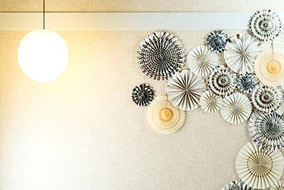 素材感のある白い壁面に、華やかなレリーフをあしらった「Mai津」の立体スタジオ