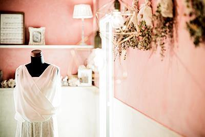 ピンク色の壁面に白いトビラと壁面に、レトロな雑貨やドライフラワーを配した「Miai津」の立体スタジオ