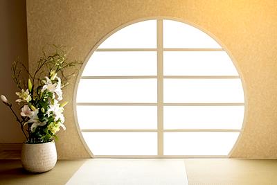 白い生花を配した和の風情あふれる「Mai津」の立体スタジオ