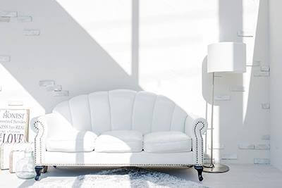 白壁を背景に、ソファや小さな小物も白で統一された、光の変化を演出できる「Mai津」の純白の立体スタジオ