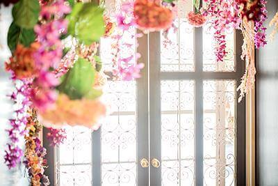 鮮やかな花があしらわれた、曲線の窓飾りが特徴的でオリエンタルな雰囲気のある「Mai津」の立体スタジオ