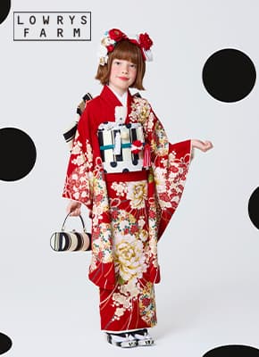 LOWRYS FARMの赤の花柄の着物を着た7歳女の子