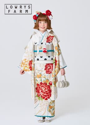 LOWRYS FARMの白の花柄の着物を着た7歳女の子