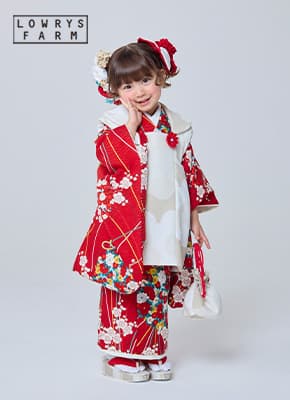 LOWRYS FARMの赤の着物に白の被布を着た3歳女の子