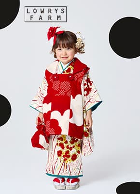 LOWRYS FARMの白の着物に赤の被布を着た3歳女の子