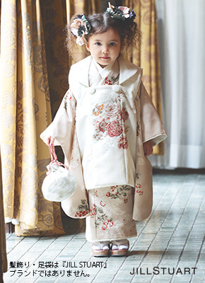 クリーム色の着物に白の被布を着た3歳女の子