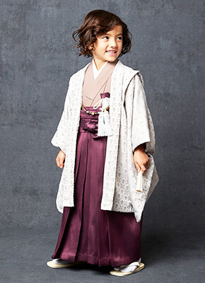 白の羽織に紫の袴を着た3歳男の子