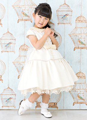 白いドレスを着た3歳女の子