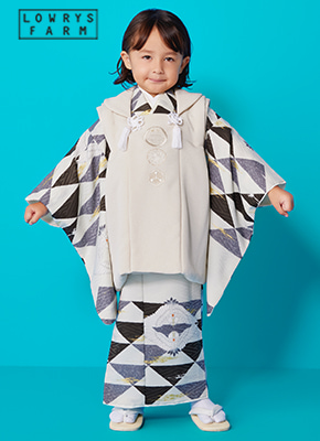 LOWRYS FARMの白の着物を着た3歳女の子