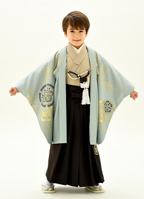 水色の羽織に黒の袴を着た5歳男の子