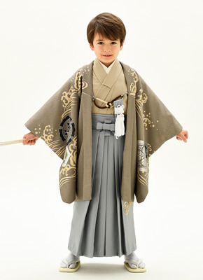 茶色の羽織にグレーの袴を着た5歳男の子