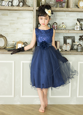 濃青色ドレスを着た7歳女の子