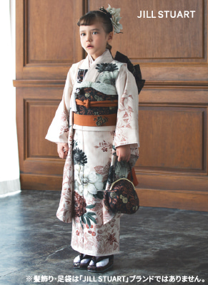 JILL STUARTの薄ピンクに花柄の着物を着た7歳女の子