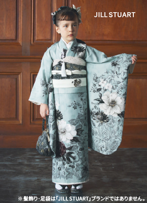 JILL STUARTの薄水色に花柄の着物を着た7歳女の子